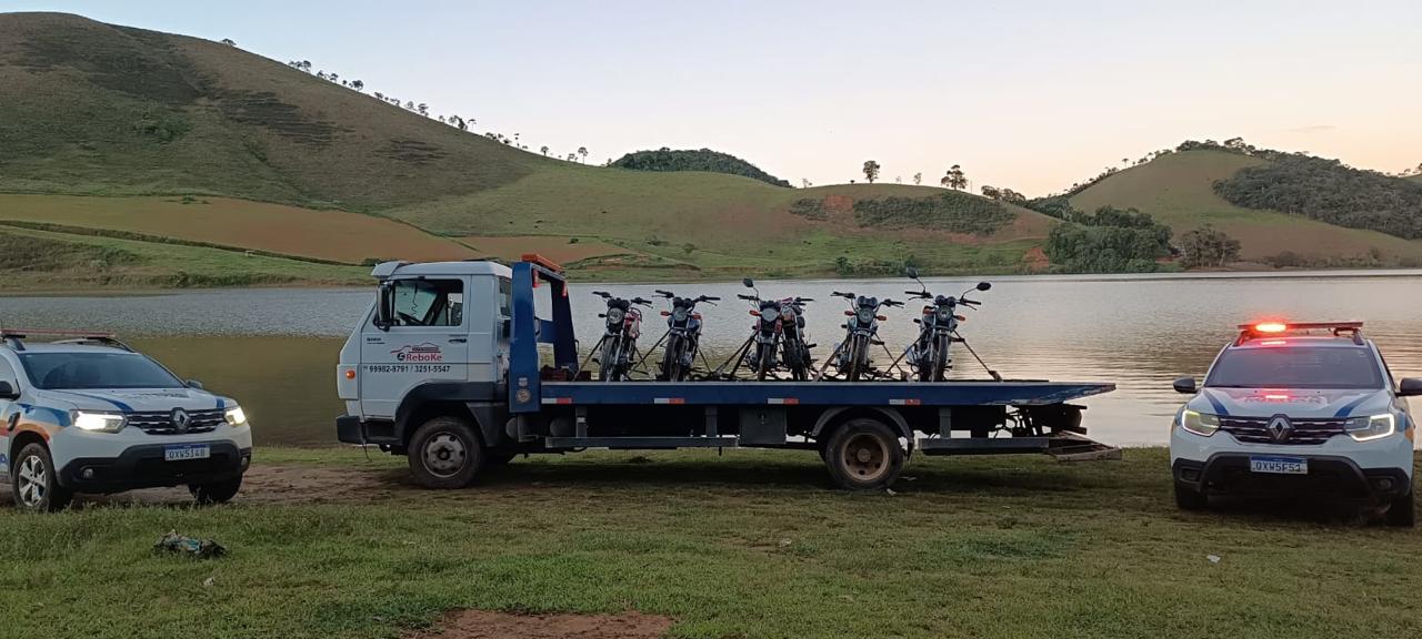 Polícia Militar apreende motocicletas na Ponte Preta em Santos Dumont